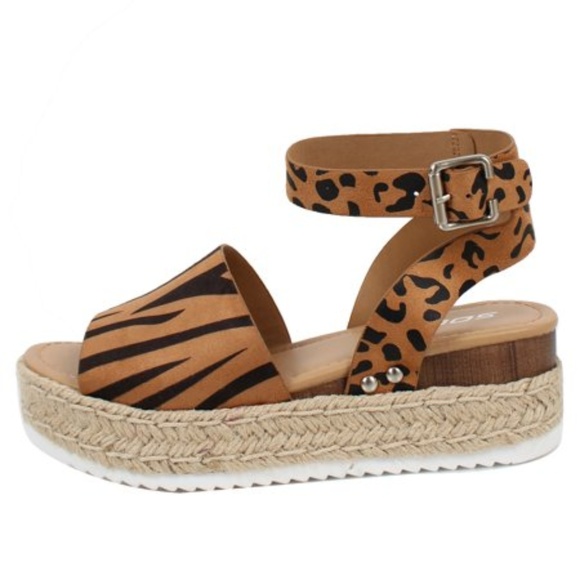 soda topic flatform sandals